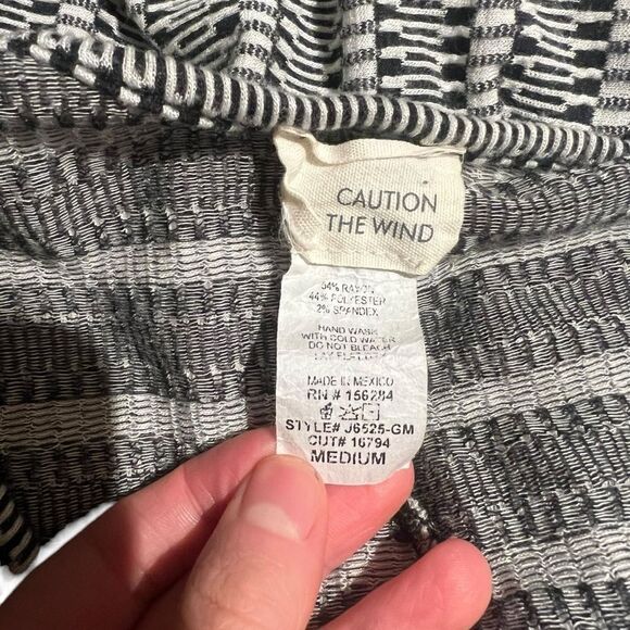 Caution to the wind patterned romper. Size medium - Picture 3 of 6